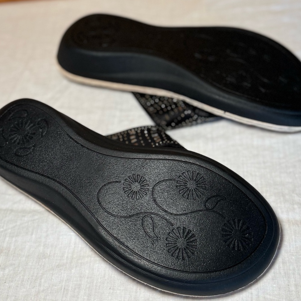 Cliffs by White Mountain “Cienna” Rhinestone Embellished Wedge Thongs 8.5M - Picture 10 of 11